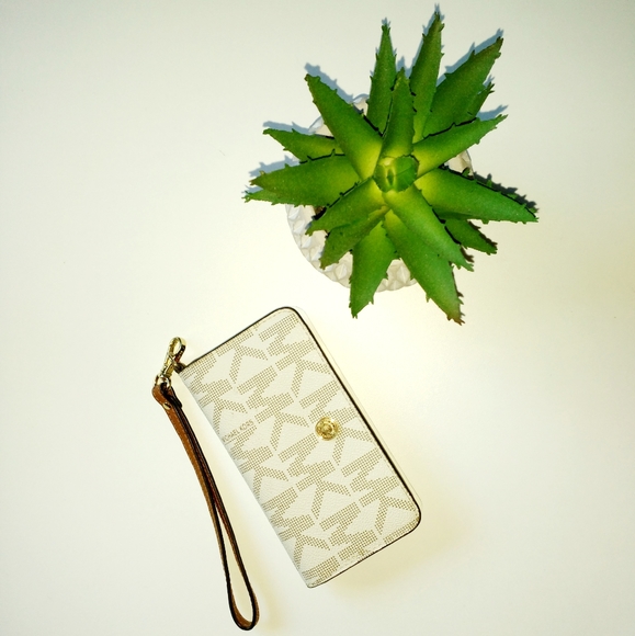 Michael Kors Wallet - Picture 1 of 3